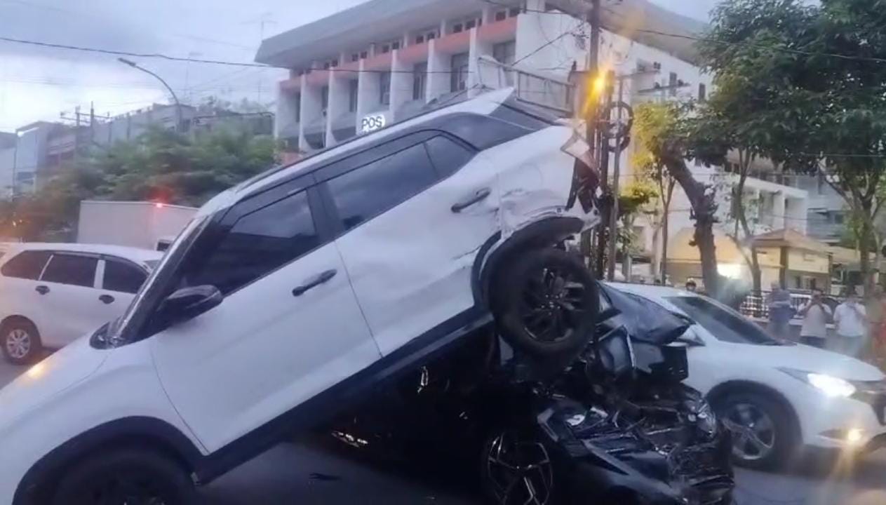BERUNTUN: Kecelakaan beruntun yang terjadi di Jalan HM Yamin, Medan melibatkan 10 kendaraan, Senin (26/5/2025). ISTIMEWA/SUMUT POS
