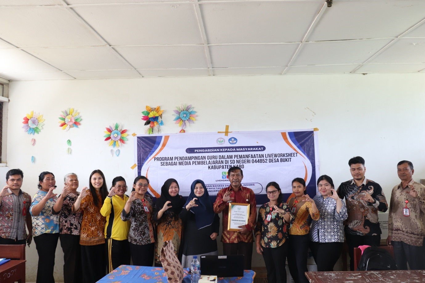 DIABADIKAN: Kasek SDN 044852 Desa Bukit, Mhd. Edy Ginting,S.Pd diabadikan Bersama tim dosen Unimed usai kegiatan pendampingan dalam pengabdian kepada masyarakat. istimewa/Sumut Pos