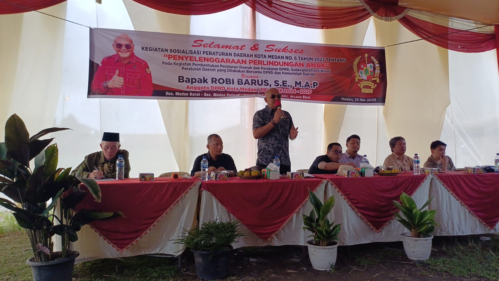 SOSPER: Ketua Fraksi PDI Perjuangan DPRD Kota Medan, Robi Barus SE M.AP saat menggelar Sosialisasi Perda Kota Medan No.6/2023 di Kecamatan Medan Barat, Minggu (25/5/2025). Foto (Markus Pasaribu/Sumut