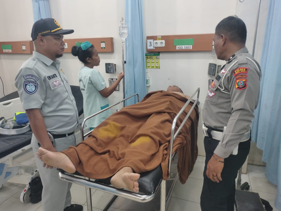 DIRAWAT: Personel Satlantas Polres Tebingtinggi yang ditabrak sepeda motor langsung menjalani perawatan di RS Bhayangkari Kota Tebingtinggi. ISTIMEWA/SUMUT POS