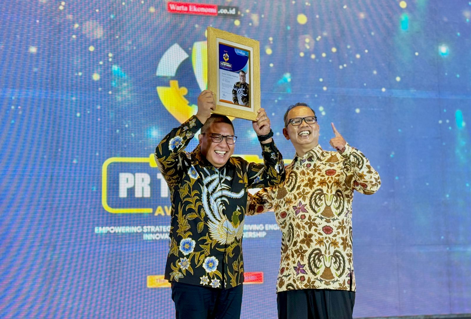 PENGHARGAAN: Head of Public and Media Relations PT Bank Muamalat Indonesia Deddy Thridha Hasibuan (kiri) mengangkat penghargaan Indonesia Public Relations Top Leader 2025 di Jakarta.