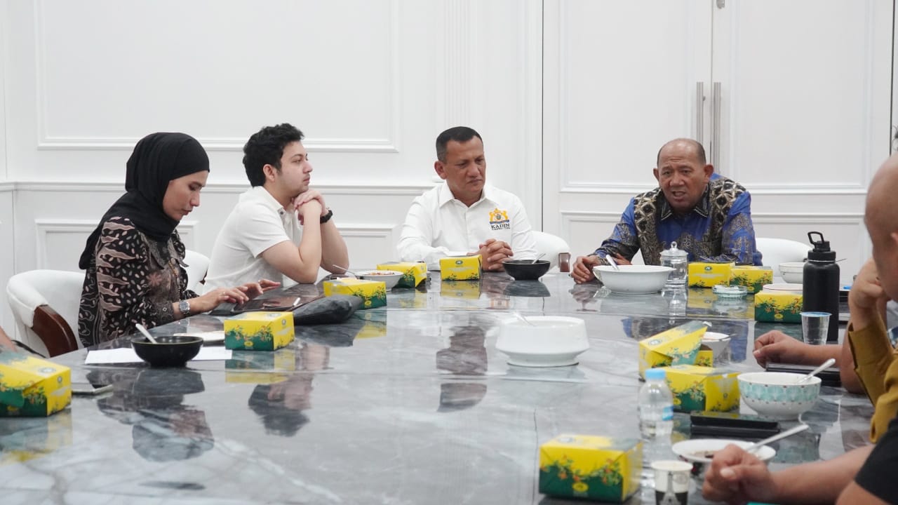 TERIMA: Bupati Langkat, Syah Afandin saat menerima kunjungan Kadin Sumut. Diskominfo Langkat/Sumut Pos