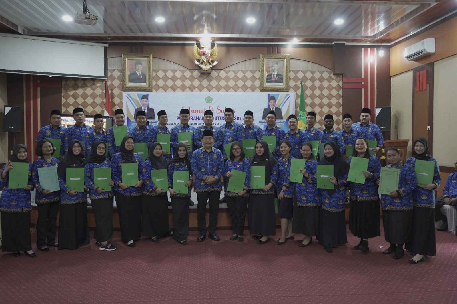 SERAHKAN: Kepala Kanwil Kemenag Sumut menyerahkan SK PPPK, seusai dilantik secara daring. (Ist)