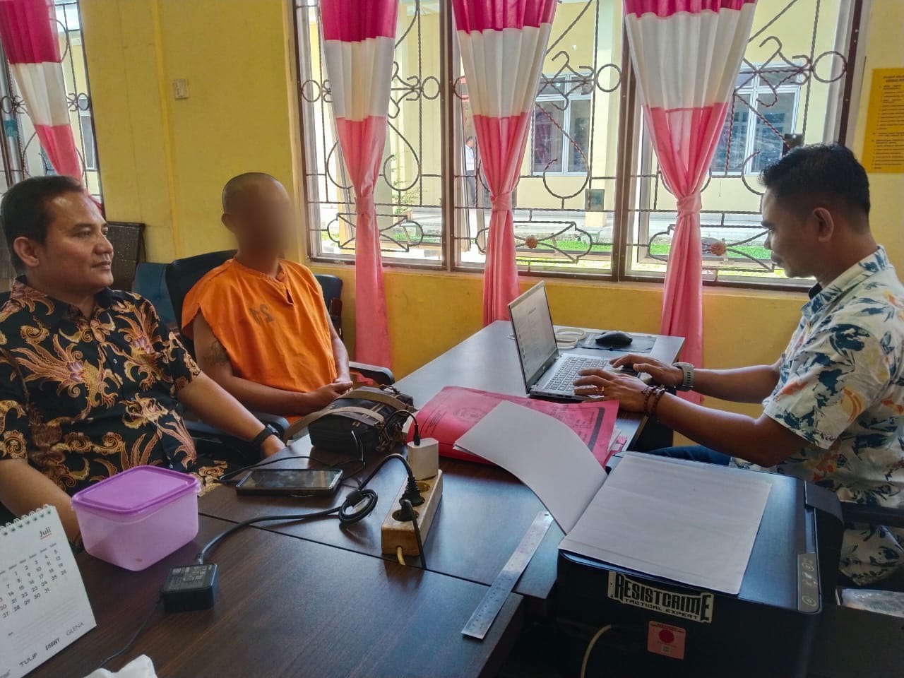 DIPERIKSA: Pelaku (TRT) mengenakan kaos tahanan didampingi pengacaranya saat diperiksa penyidik Polres Simalungun. foto: Istimewa/Sumut Pos