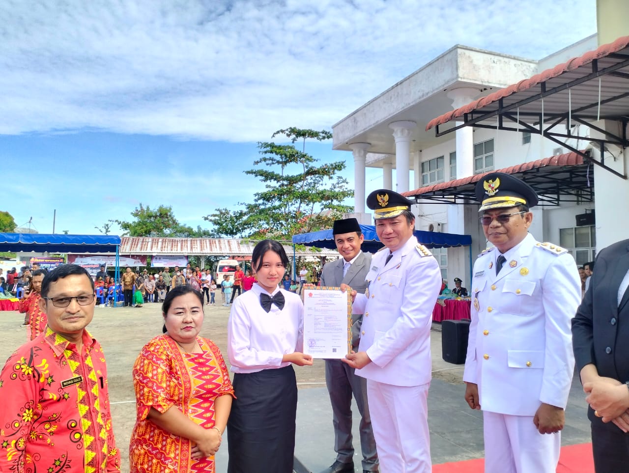 SERAHKAN: Bupati Nias Barat, Eliyunus Waruwu, S.Pt., M.Si menyerahkan SK kepada 230 CPNS di sela-sela peringatan hari jari ke16 Nias Barat. foto: Oloheta/Sumut Pos
