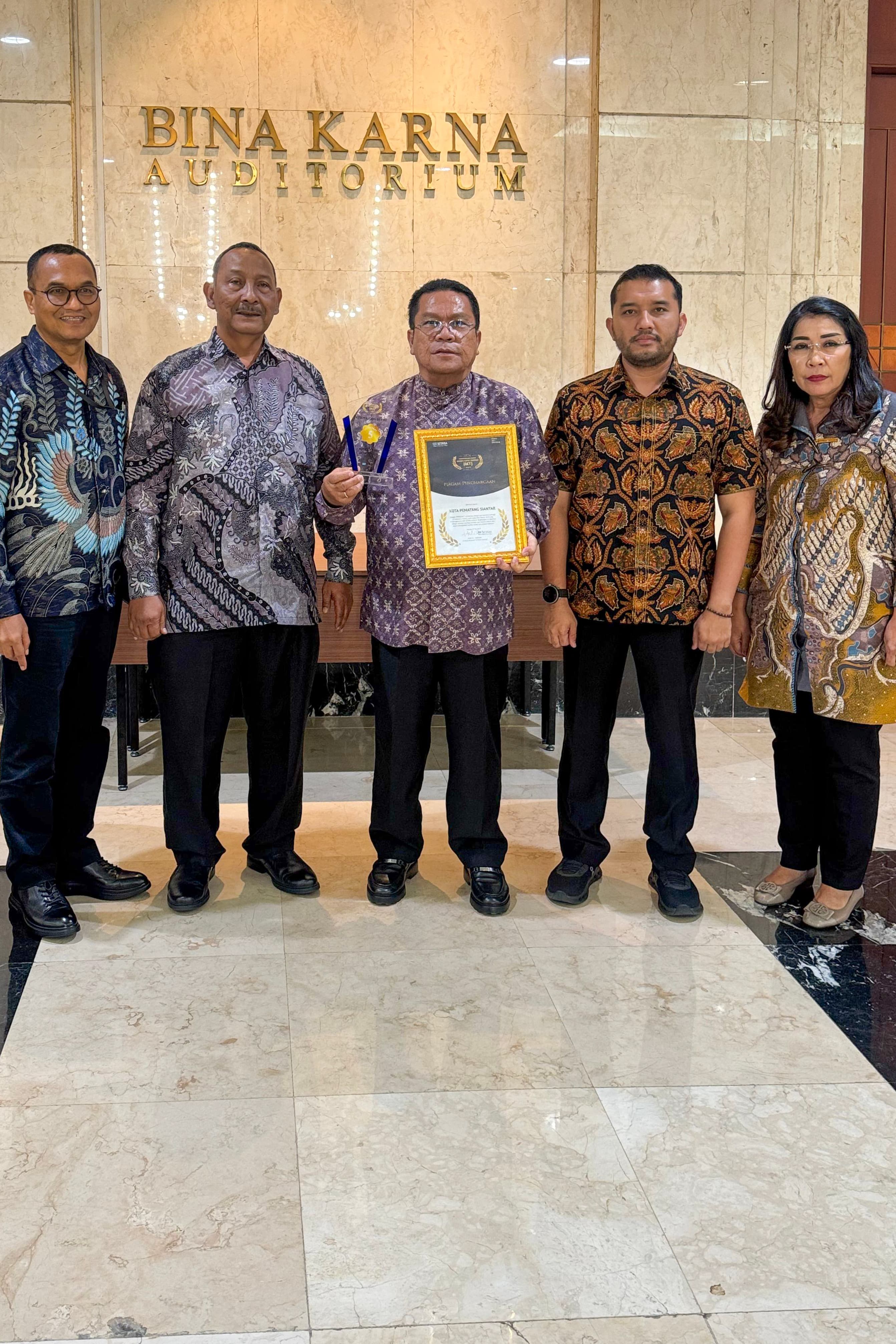 PENGHARGAAN: Wali Kota Siantar Wesly Silalahi diabadikan setelah menerima piagam penghargaan. FOTO: ISTIMEWA/SUMUT POS