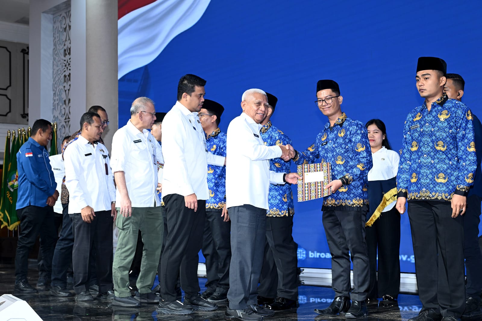 Gubsu Bobby Nasution bersama Wagubsu H Surya, Sekdaprovsu Effendy Pohan menyerahkan SK kepada 602 CPNS. ISTIMEWA/SUMUT POS
