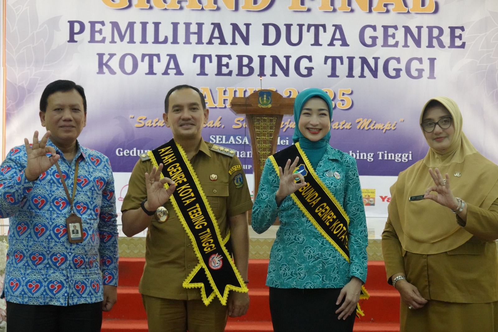 PENGUKUHAN:Pengukuhan Wali Kota Iman Irdian Saragih dan Ketua TP PKK Kota Tebingtinggi Susmira Dewanti Iman Irdian Saragih sebagai Ayah dan Bunda GenRe Kota Tebingtinggi.