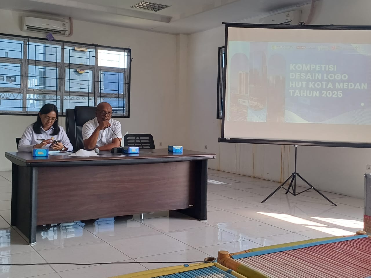 Sekretaris Dinas Pariwisata Kota Medan, Adrianta Putra Ginting didampingi Kabid Ekonomi Kreatif Terang Dewi Ujung saat memberikan keterangan di kantor Dinas Pariwisata. foto: Markus/Sumut Pos