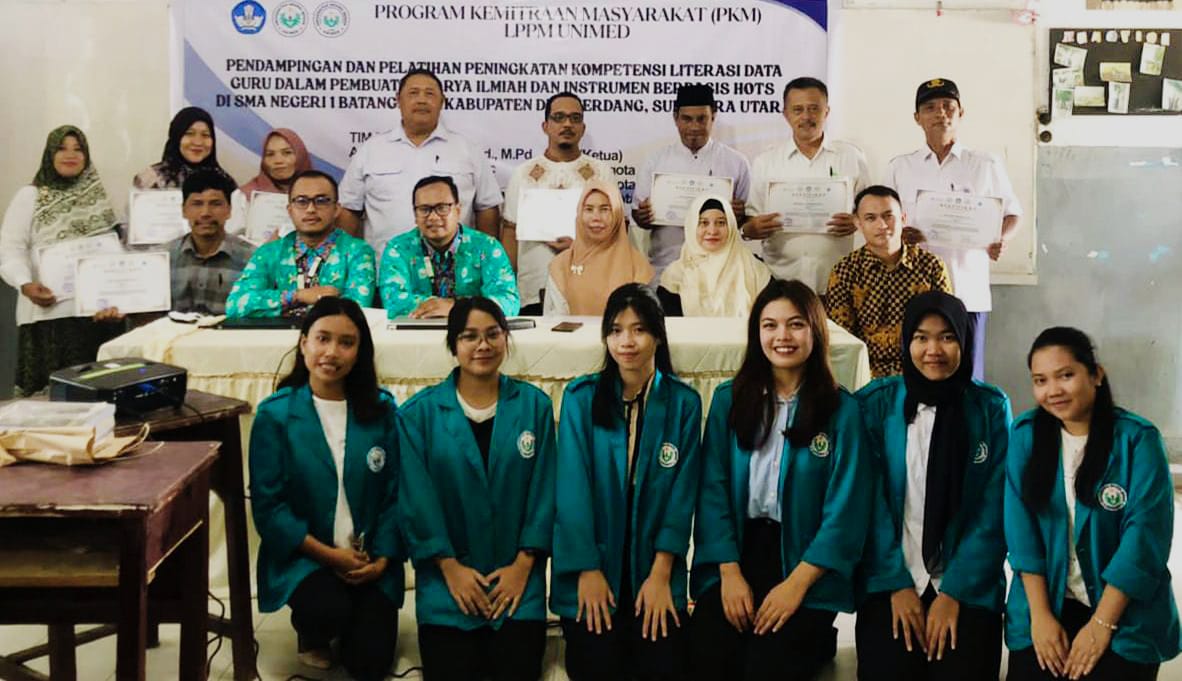 UNIMED: Pendampingan dan pelatihan peningkatan kompetensi literasi data guru dalam pembuatan karya ilmiah dan instrumen berbasis HOTS oleh Tim PKM Unimed di SMAN 1 Batangkuis. (ISTIMEWA/SUMUT POS)