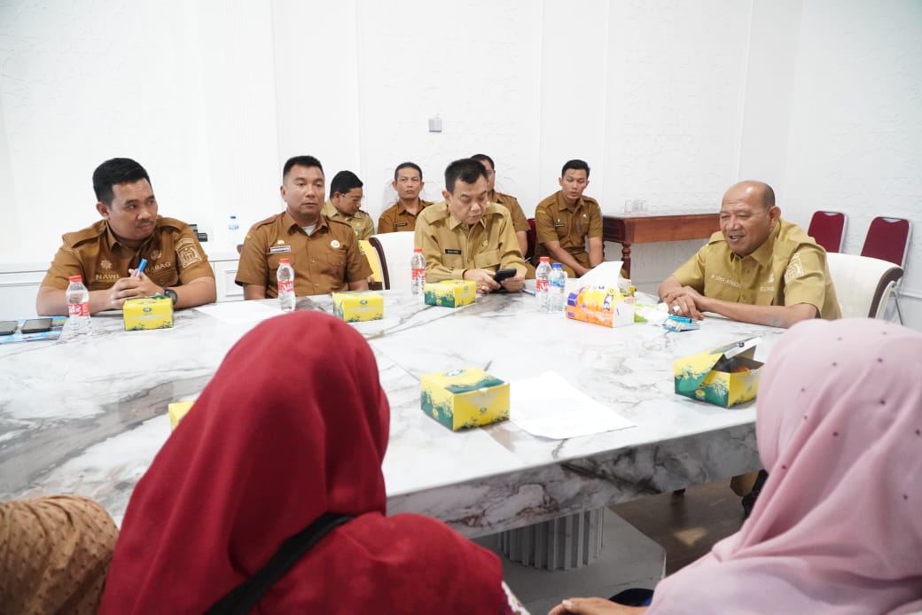 AUDIENSI: Bupati Langkat, Syah Afandin saat menerima audiensi masyarakat Desa Serapuh Asli, Kecamatan Tanjungpura. Diskominfo Langkat/Sumut Pos