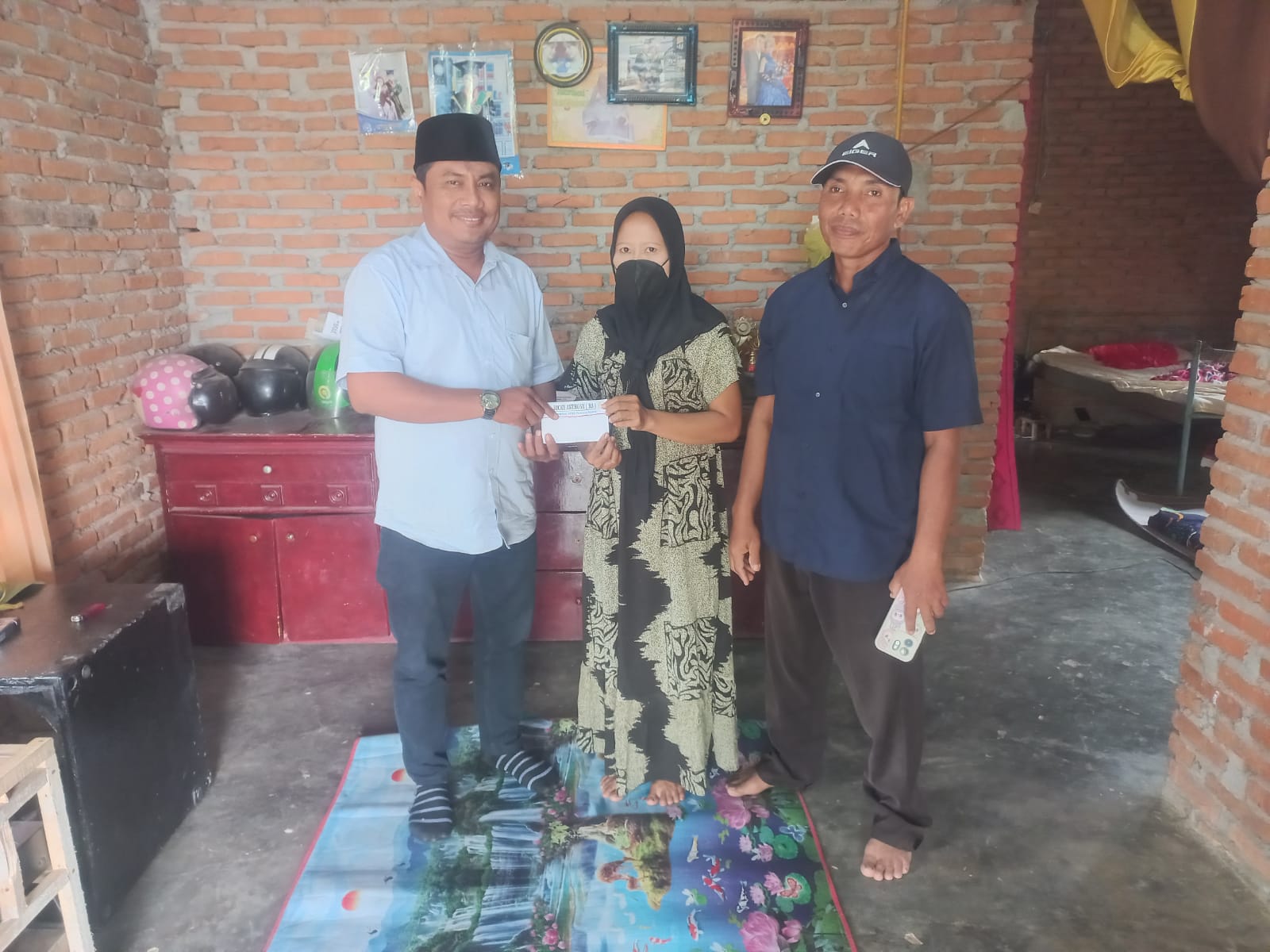 BANTUAN: Tim BAPERA saat memberikan bantuan kepada Sri Pujiati untuk melunaskan tunggakan BPJS Kesehatan agar dapat operasi. Istimewa/Sumut Pos