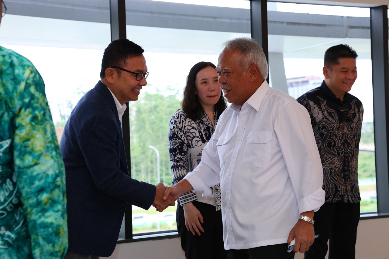 Kepala Otorita IKN Basuki Hadimuljono bersalaman dengan CEO PT Kraton Group Antoni Silitonga usai penandatanganan kerja sama investasi di Kantor Otorita IKN, Balikpapan, Kalimantan Timur, Rabu (21/5).
