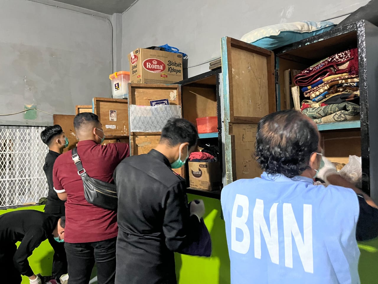 RAZIA: Petugas gabungan melakukan razia ke blok hunian di Lapas Binjai. Istimewa/Sumut Pos