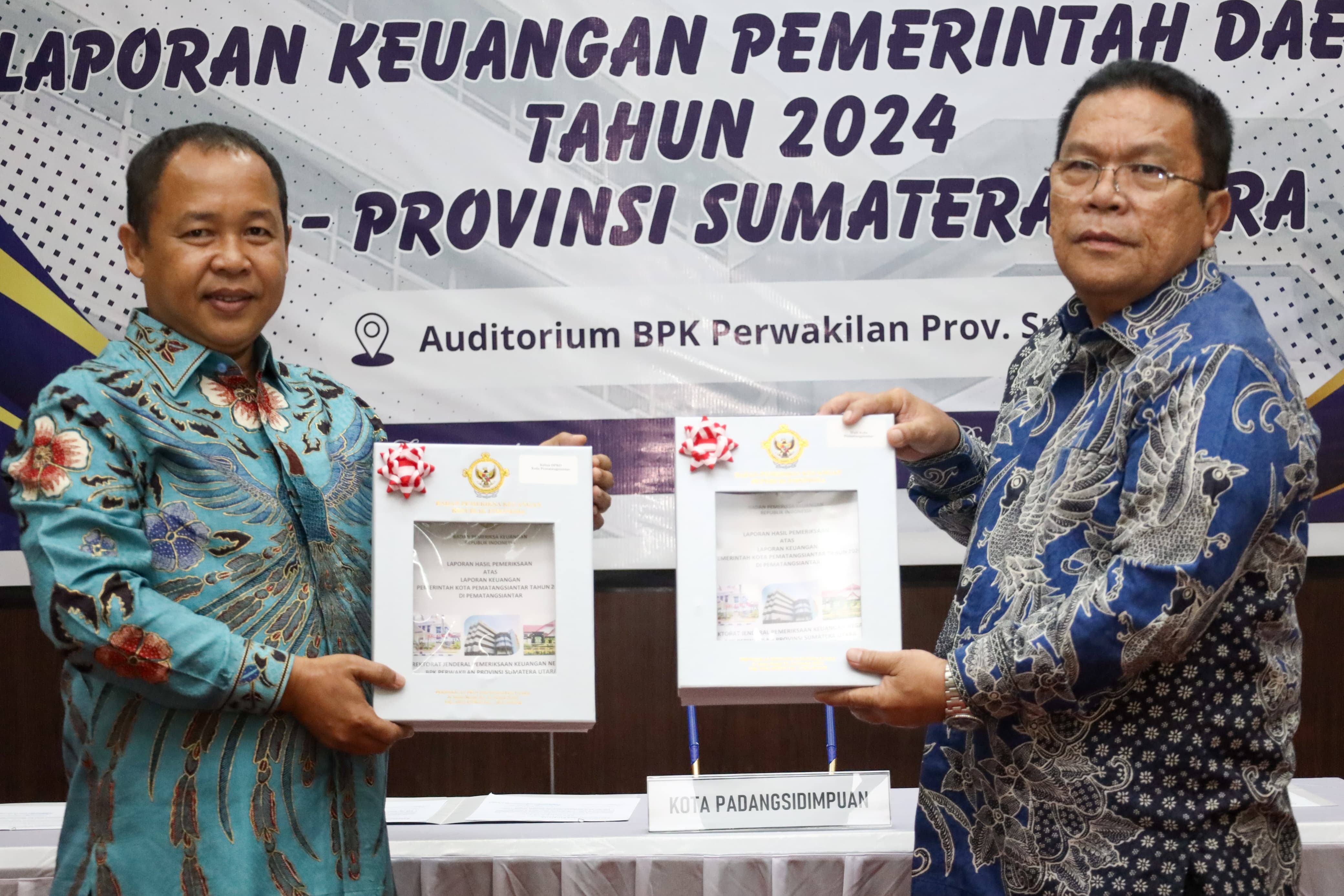 Ketua DPRD Pematangsiantar Timbul Marganda Lingga dan Wali Kota Pematangsiantar Wesly Silalahi menerima buku LHP BPK RI.  FOTO: ISTIMEWA/SUMUT POS