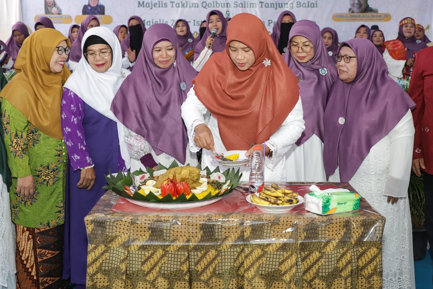 NASI TUMPENG: Wakil Wali Kota Siantar Herlina menerima nasi tumpeng dari zaat menghadiri Milad MTS.
