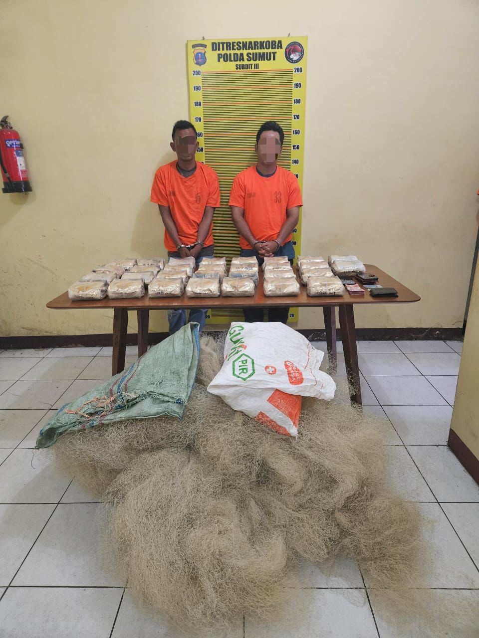 DIRINGKUS: Dua tersangka pengedar sabu yang berhasil diringkus Polda Sumut. Sumut Pos/Dokumen Pribadi