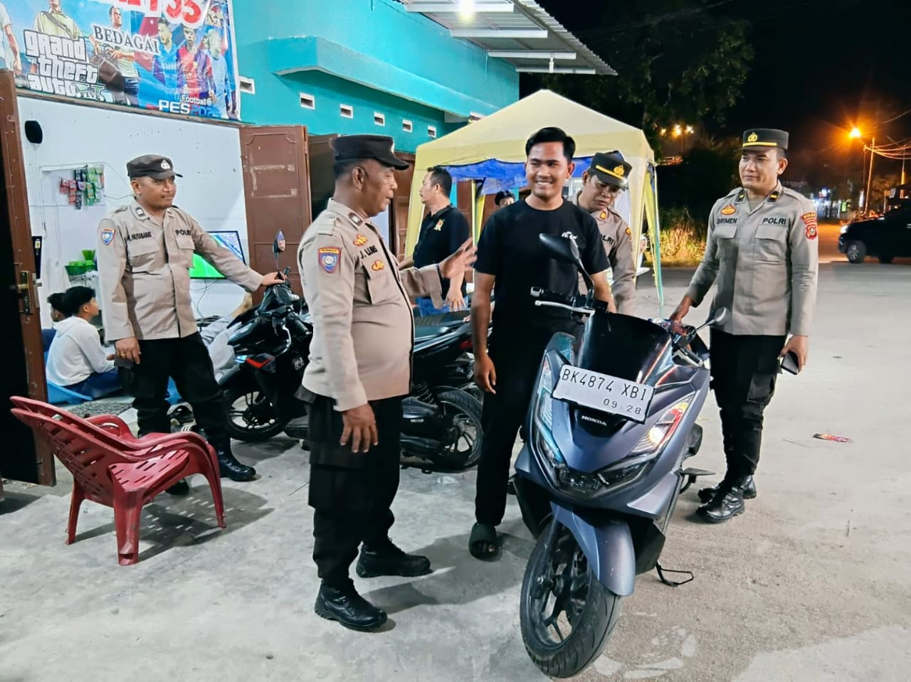 PATROLI: Kapolsek Tanjung Beringin AKP Pamilu Hutagaol didampingi Wakapolsek Ipda Brimen Sihotang saat kegiatan patroli di Kecamatan Tanjung Beringin . (FADLY/SUMUT POS)