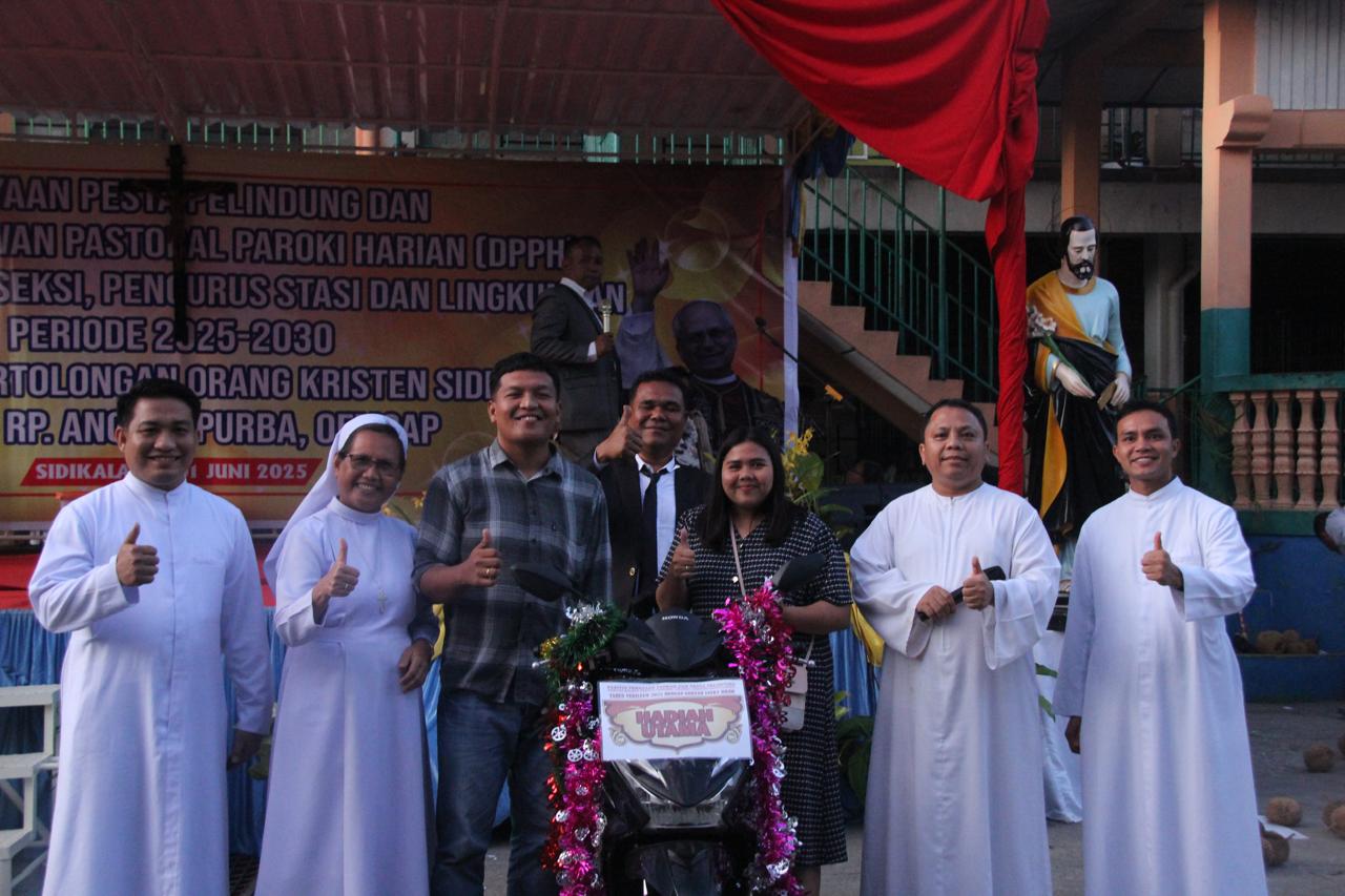 DIABADIKAN: Pastor Paroki MPOK Sidikalang, RP Alfonsus Manik O.Carm (2kanan) didampingi, Pastor Doni Malau O.Carm dan Pastor Sohmon Capah O.Carm,diabadikan bersama keluarga pemenang lucky draw.