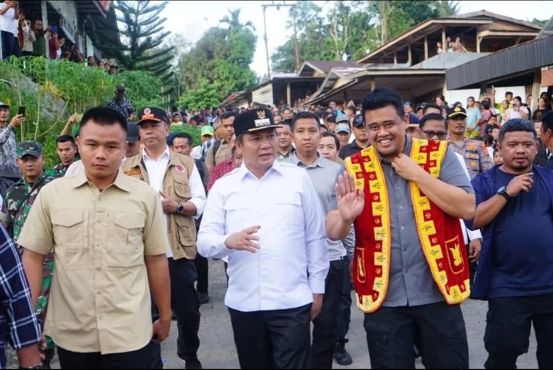 TINJAU: Gubsu Bobby Nasution didampingi Bupati Nias Barat meninjau Jembatan Sungai Oyo di Desa Tuwuna, Kecamatan Mandrehe, Kabupaten Nias Barat, belum lama ini. FOTO: OLOHETA/SUMUT POS