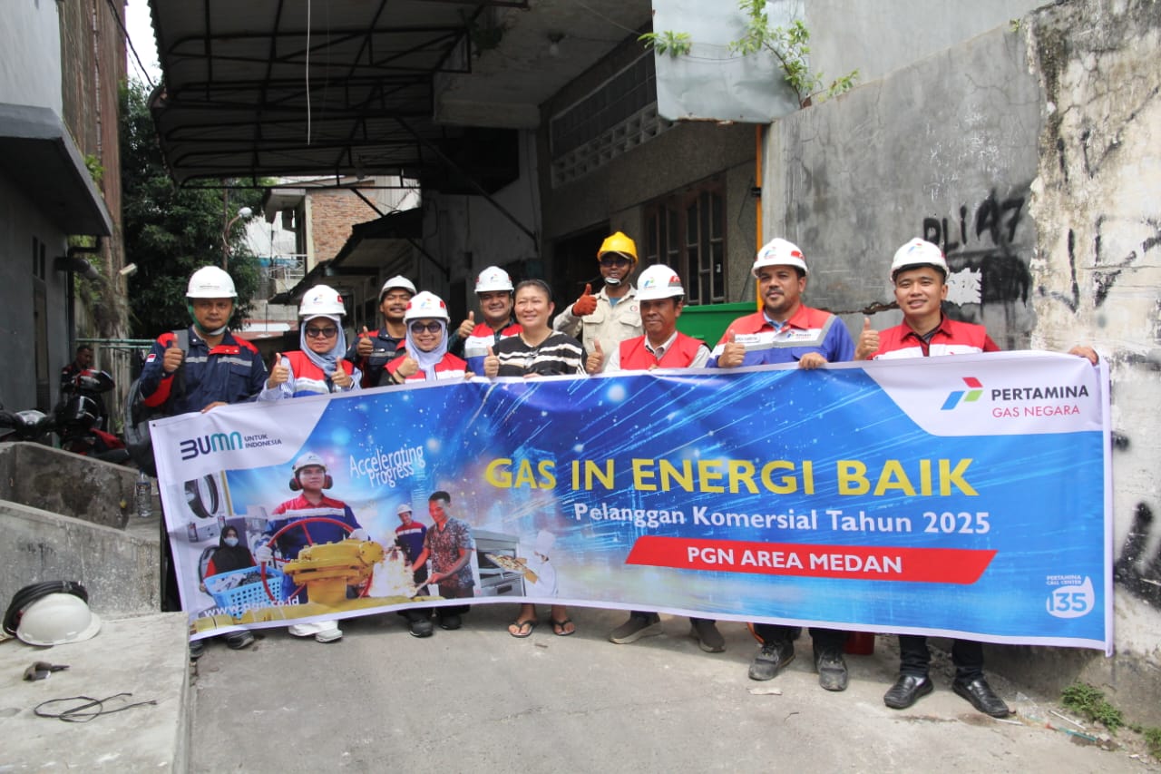 BERSAMA: Karyawan PGN Area Medan bersama pemilik Bika Ambon Nikmat