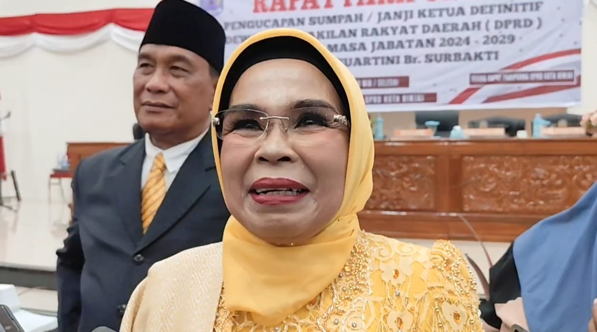 DIWAWANCARAI: Gusuartini br Surbakti saat diwawancarai usai dilantik sebagai Ketua DPRD Binjai. Istimewa/Sumut Pos