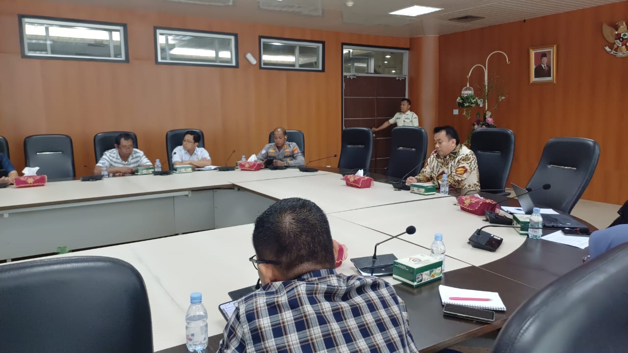 RAPAT: Wakil Ketua DPRD Medan, Zulkarnaen SKM menggelar rapat pembahasan masalah kemacetan di depan Pintu Tol Bandar Selamat, Selasa (3/6/2025). Foto: Markus Pasaribu/Sumut Pos