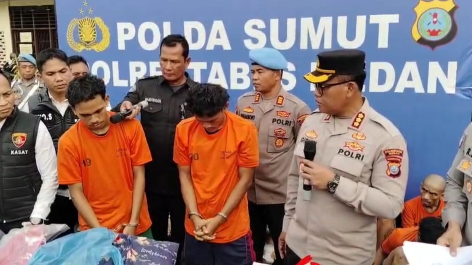 INTEROGASI: Kapolrestabes Medan, Kombes Pol Gidion Arif Setyawan mengintrogasi dua remaja kasus pembunuhan terapis, Senin (2/6) sore. AGUSMAN/SUMUT POS