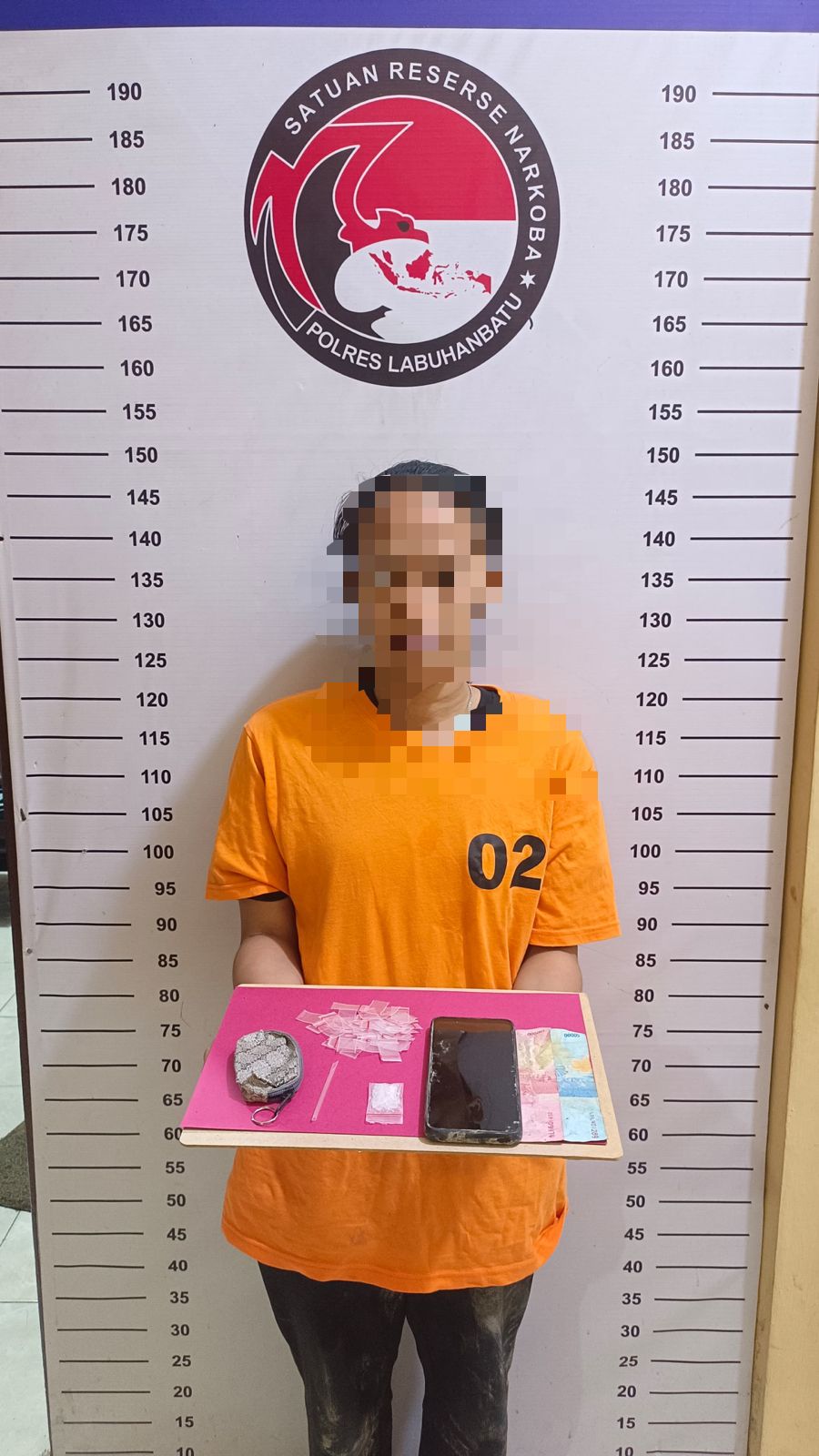 DIAMANKAN: Tersangka N saat diamankan di Polres Labuhanbatu. Istimewa/Sumut Pos