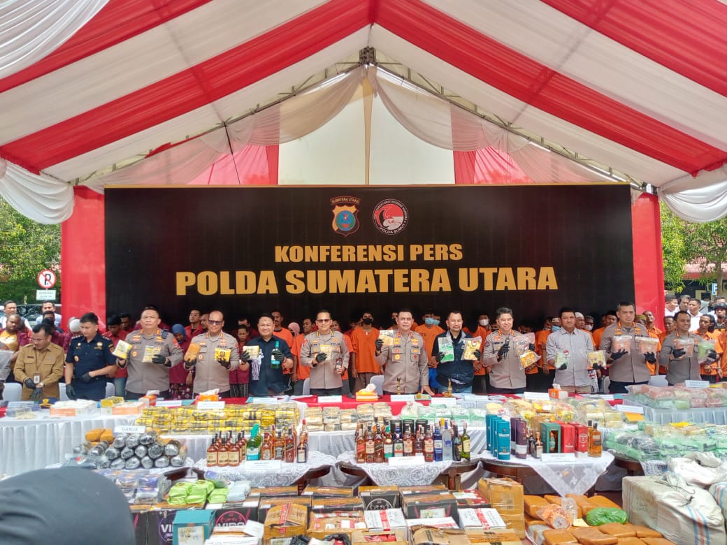PAPARKAN: Polda Sumut saat memaparkan kasus narkoba di Mapolda Sumut. Sumut Pos/Dokumen Pribadi