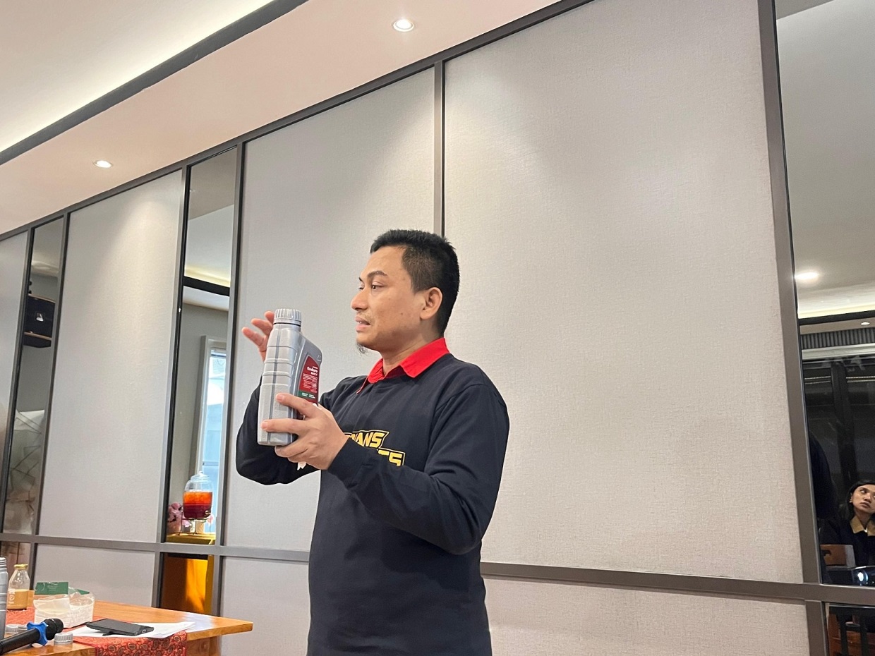 JELASKAN: Asst. Manager Quality Control Pertamina Lubricants, Raden Muhsin Budiono menjelaskan cara mengenali oli palsu dalam LubriTalk: Ngobrol Oli Bareng Pertamina Lubricants di Medan.