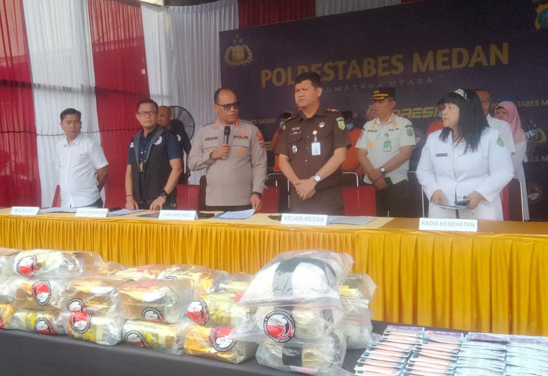 PAPARKAN: Kapolrestabes Medan, Kombes Pol Gidion Arif Setyawan memaparkan sejumlah kasus tangkapan narkotika, Rabu (4/6). AGUSMAN/SUMUT POS