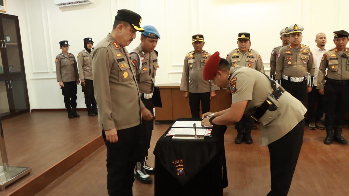 SERTIJAB: Kapolres Binjai, AKBP Bambang Christanto Utomo saat melakukan sertijab kepala satuan reserse criminal. Humas Polres Binjai/Sumut Pos