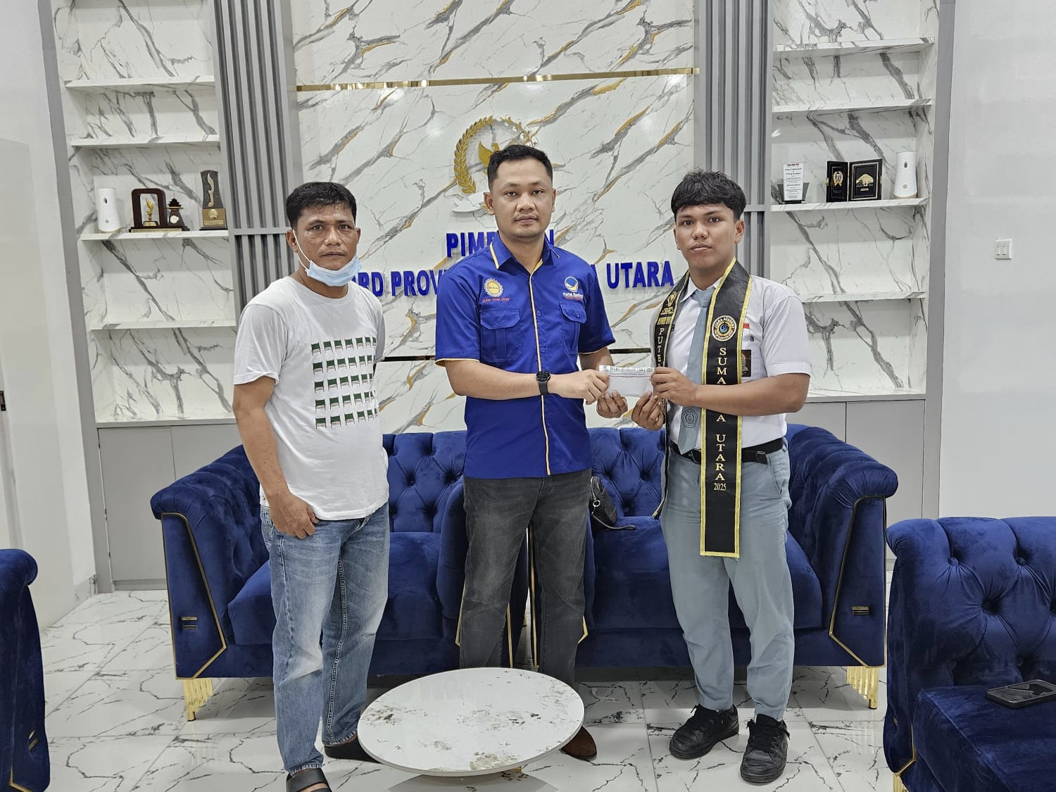 BERSAMA: Staf RA (tengah) saat foto bersama dengan pelajar berprestasi asal Langkat, Vivin Nababan (kanan) dan ayahnya (kiri).Istimewa/Sumut Pos