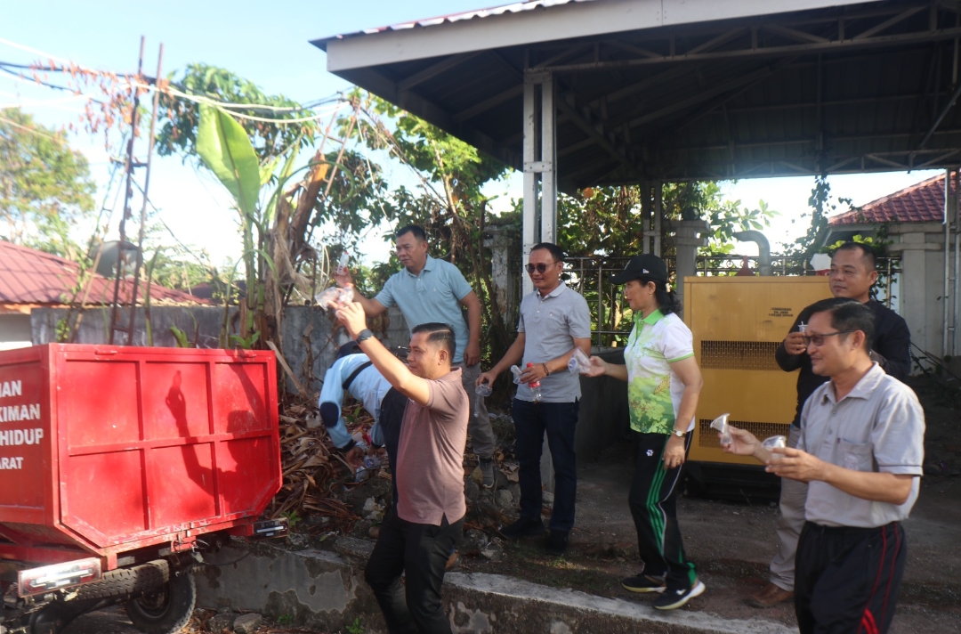BERSIHKAN: ASN Pemkab Nias Barat gotongroyong bersihkan sampah di lingkungan kantor Bupati. foto: Oloheta/Sumut Pos