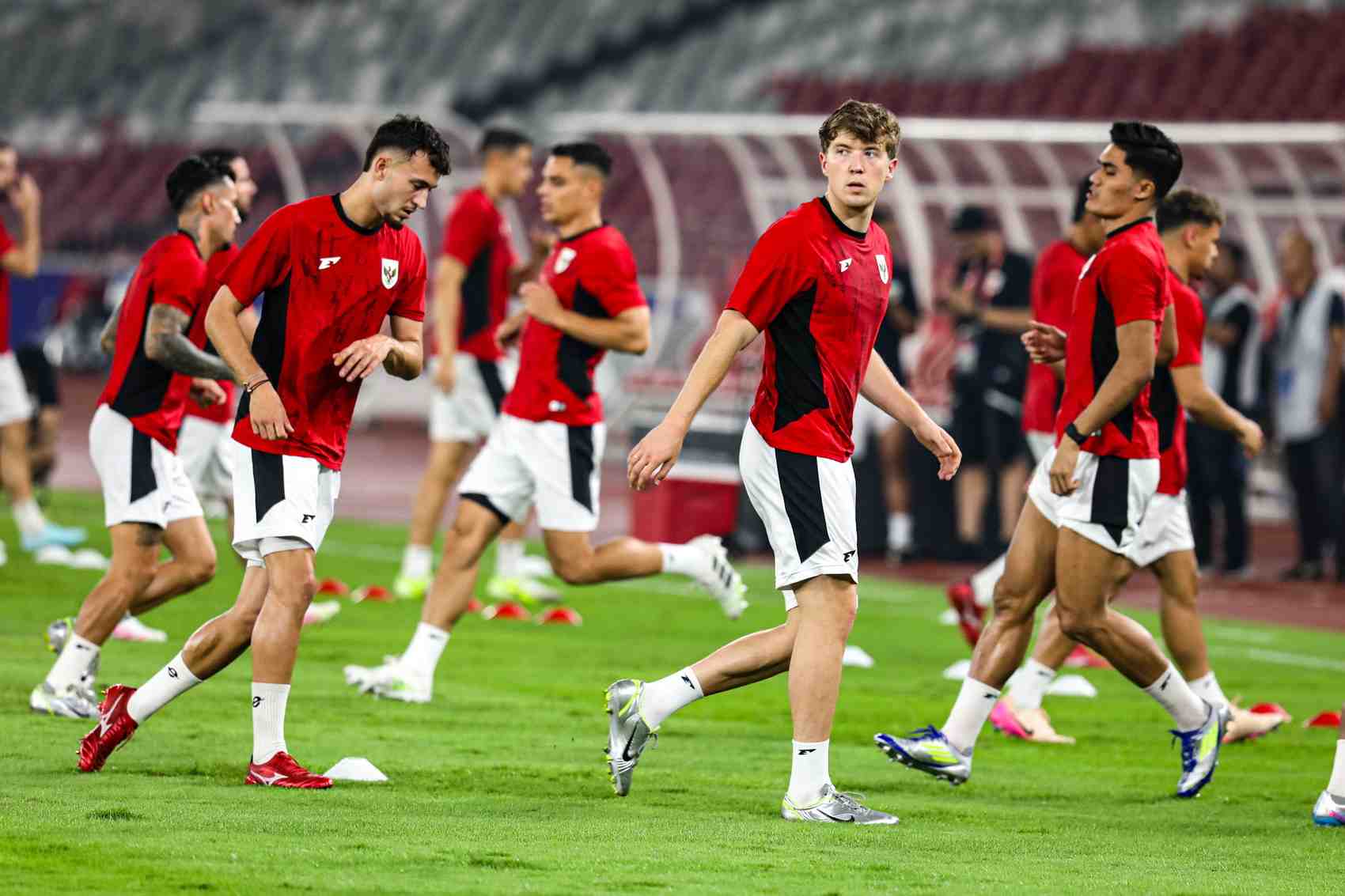 LATIHAN: Sejumlah pemain Timnas Indonesia latihan di GBK untuk persiapan melawan Tiongkok di Kualifikasi Piala dunia 2026. foto: Jawa Pos/Sumut Pos