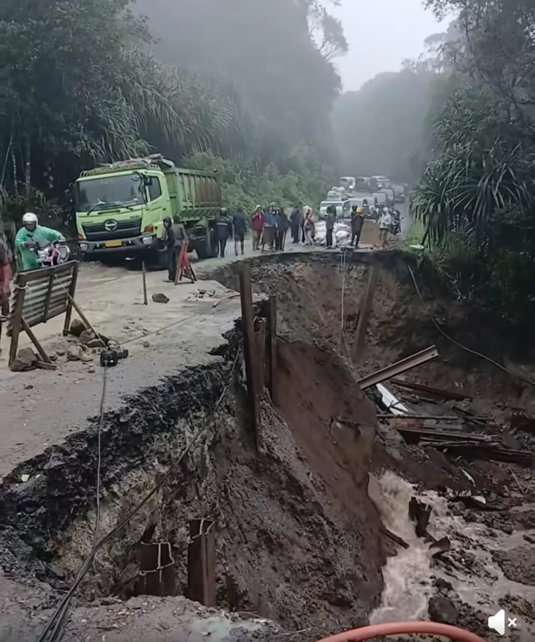 LONGSOR: Badan jalan nasional Sidikalang-Medan tepatnya di kawasan hutan Lae Pondom perbatasan Kabupaten Dairi-Karo longsor, Kamis (5/6/2025).(Istimewa/Sumut Pos).