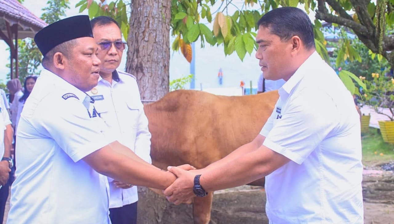 SERAHKAN: Wabup Labuhanbatu serahkan bantuan hewan kurban untuk Lapas Rantauprapat (FAJAR/SUMUT POS)