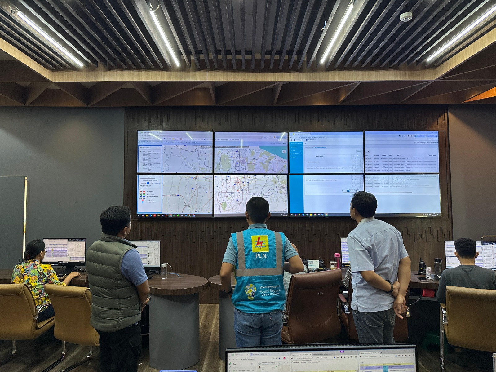 PANTAU: General Manager PLN UID Sumut, Ahmad Syauki (tengah) bersama SRM Distribusi, Hariadi Fitrianto dan Manager UP2D Sumut (kiri) saat memantau kondisi kelistrikan secara Realtime. (6/6).
