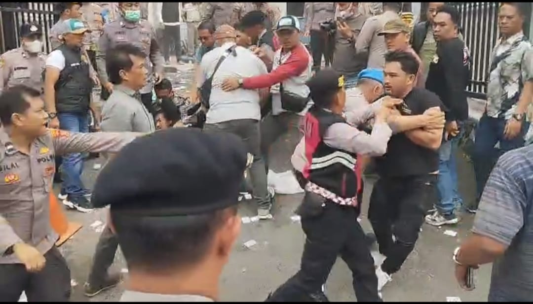 RICUH: Petugas Polres Tanah Karo mengamankan sejumlah peserta aksi unjukrasa yang berujung ricuh, Kamis (5/6). Foto: ISTIMEWA/SUMUT POS