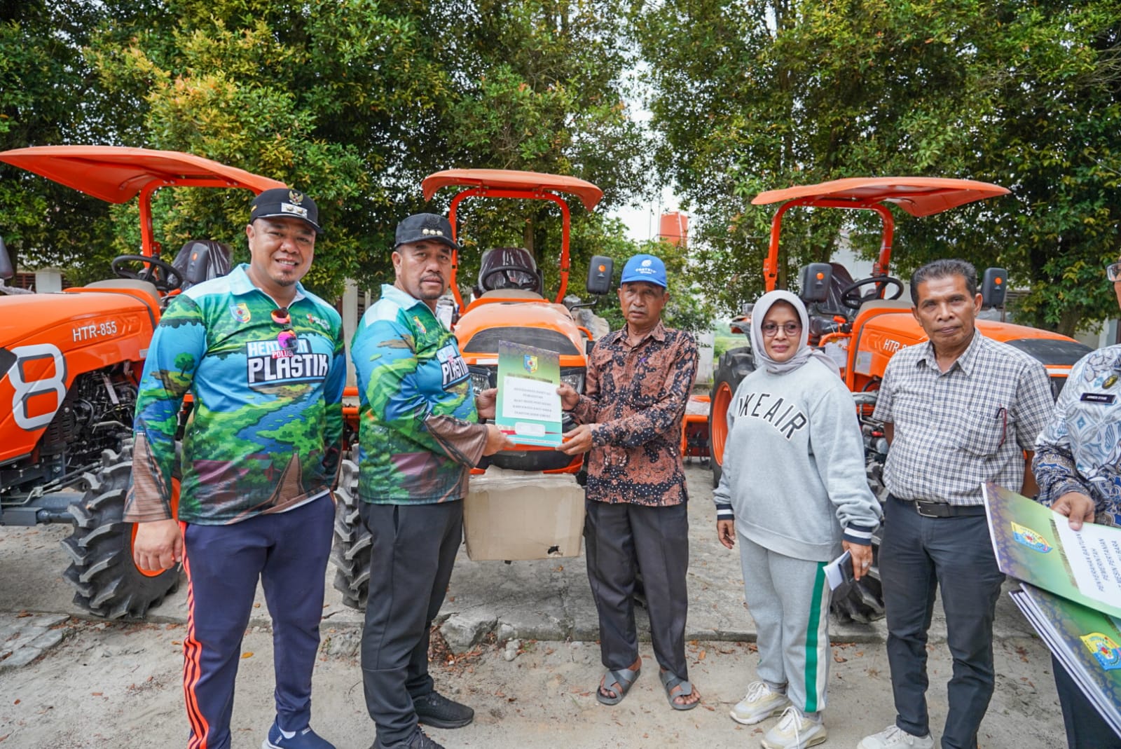 SERAHKAN: Bupati Batubara H  Baharuddin Siagian, SH dan Wabup Syafrizal, SE, M.AP menyerahkan 8 Unit Traktor kepada Kelompok Tani, Kamis (5/6/2025).Foto:Liberti H Haloho/Sumut Pos