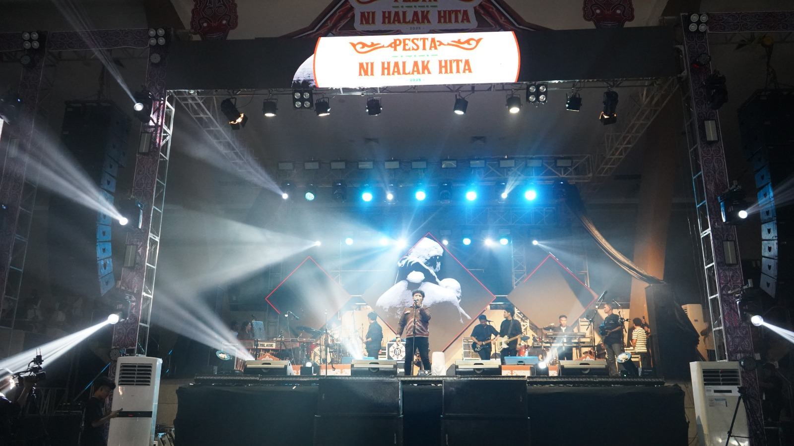 TAMPIL: Penganyi Batak, Jun Muntge saat tampil di Pesta Halak Hita di Pardede Hall. (Dok: Indosat)