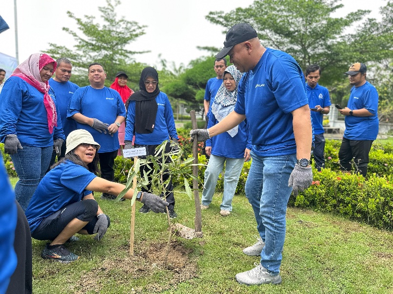 TANAM: Manajemen Pelindo Regional 1 saat menanam pohon dalam rangka memperingati Hari Lingkungan 2025. (Dok: Pelindo Regional 1)