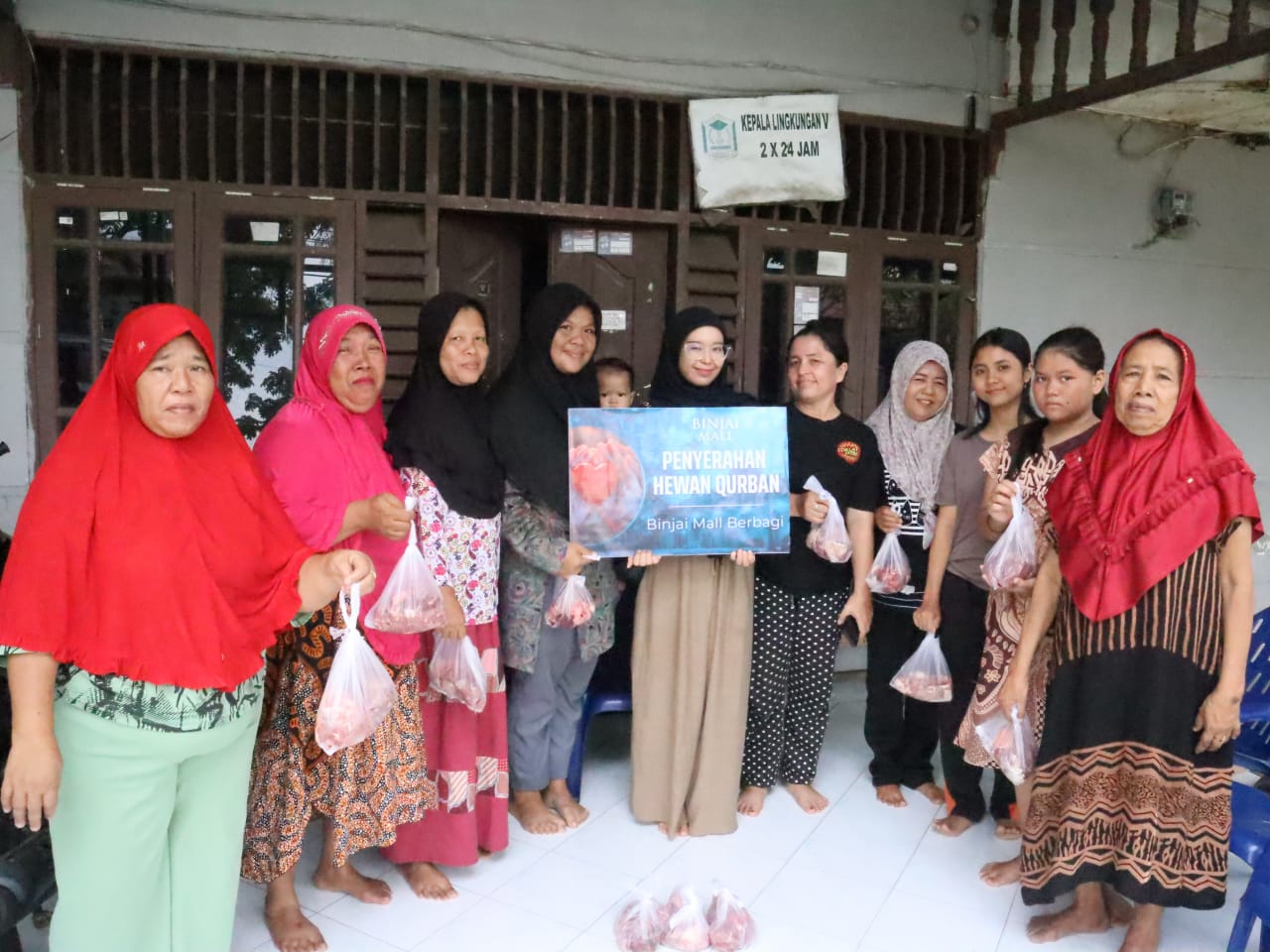 BERSAMA: Masyarakat yang menerima daging kurban dari Binjai Mall dalam rangka Hari Raya Idul Adha 1446 Hijriah. (Dok: Istimewa/Sumut Pos)