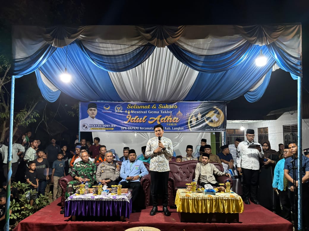 GEMA TAKBIR: Pimpinan DPRD Sumut, Ricky Anthony saat memberi kata sambutan saat buka festival gema takbir Idul Adha di Hinai, Langkat. (Dok: Istimewa/Sumut Pos)