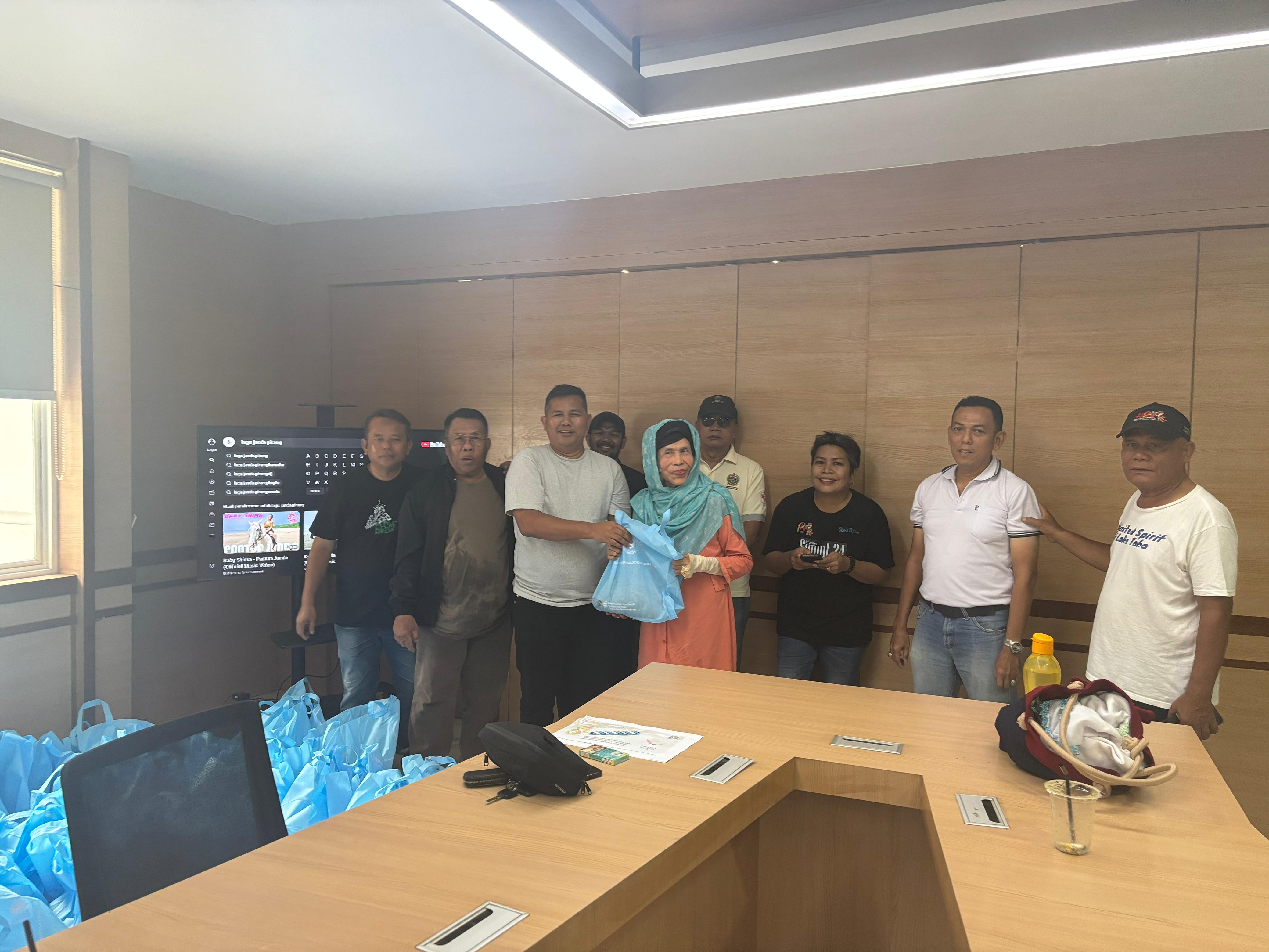 BAGIKAN: Forum Wartawan Pemprovsu (FWP) melaksanakan pembagian daging kurban, di Pressroom Kantor Gubernur Sumut, Jalan Pangeran Diponegoro Medan, Sabtu (7/6/2025).