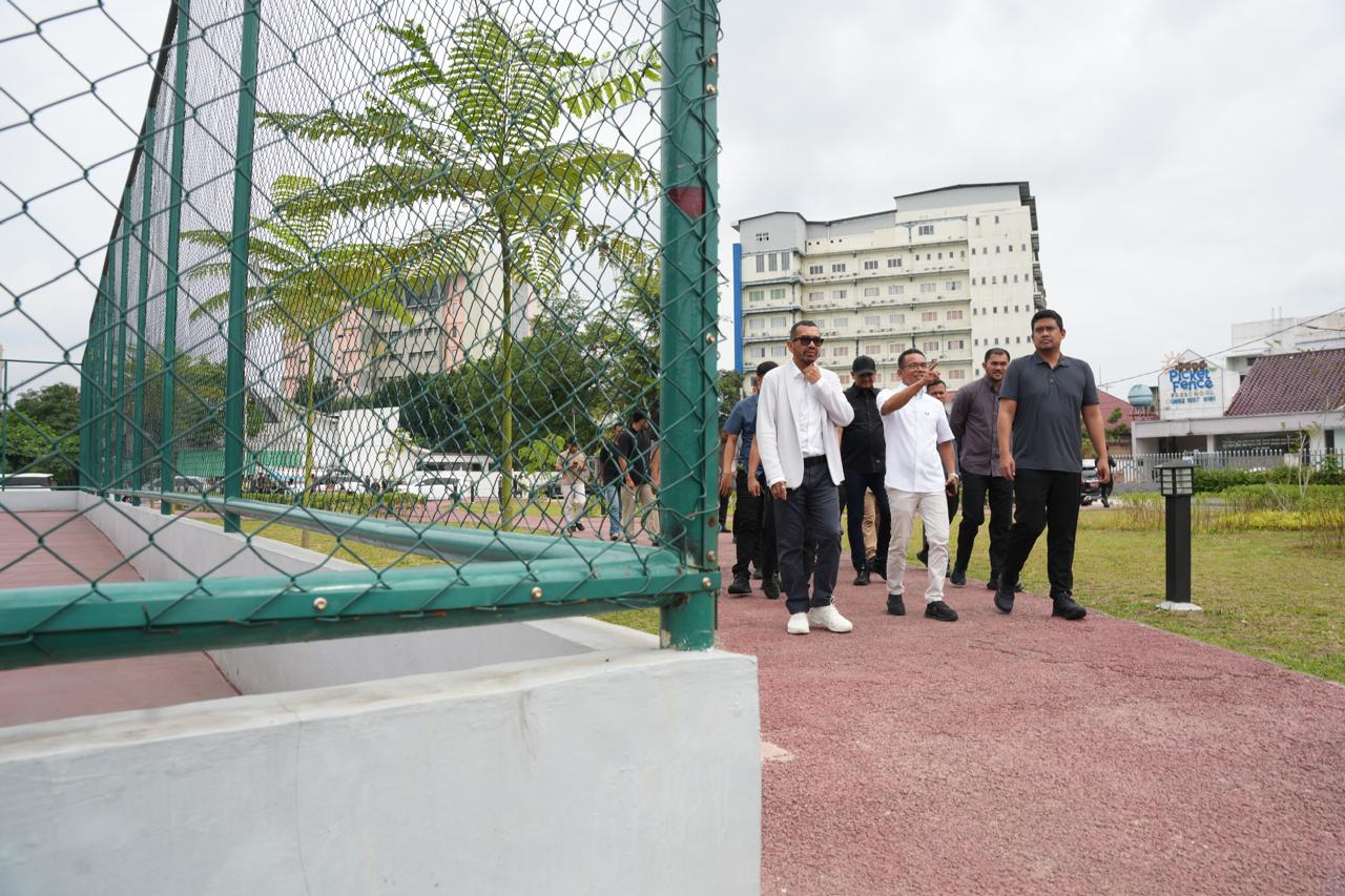 Gubsu Bobby Nasution bersama Exco PSSI Arya Sinulingga dan Wakil Wali Kota Medan Zakiyuddin Harahap meninjau Kebun Bunga, Sabtu (7/6/2025). (Dok Pribadi)