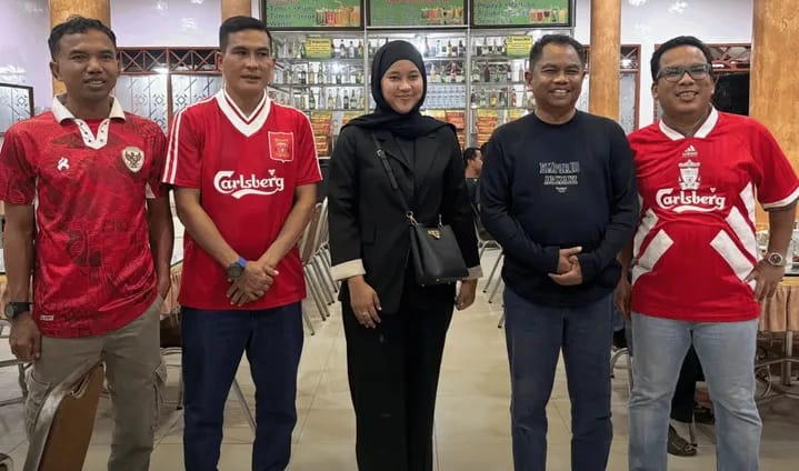 BERSAMA: Bupati Sergai Darma Wijaya bersama perwakilan Mantan Pemain PSMS Ridwan Saragih dan anak Alm Suharto AD. (Dok: istimewa)