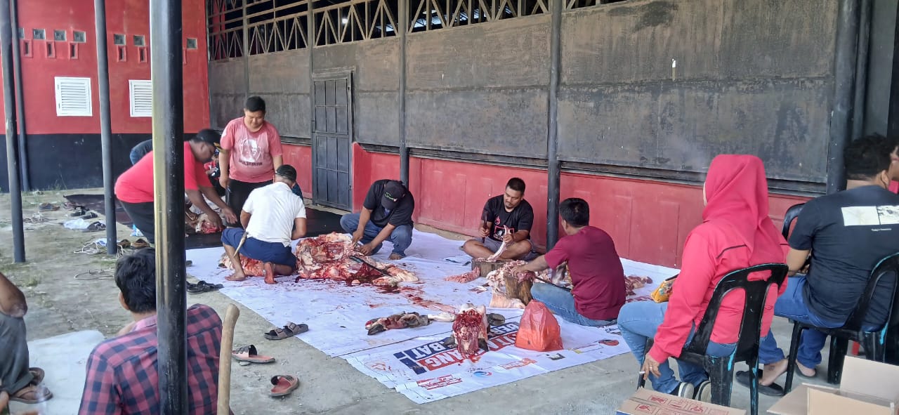 POTONG: Anggota PDI Perjuangan Labusel saat bersama memotong hewan kurban. (Dok: istimewa)