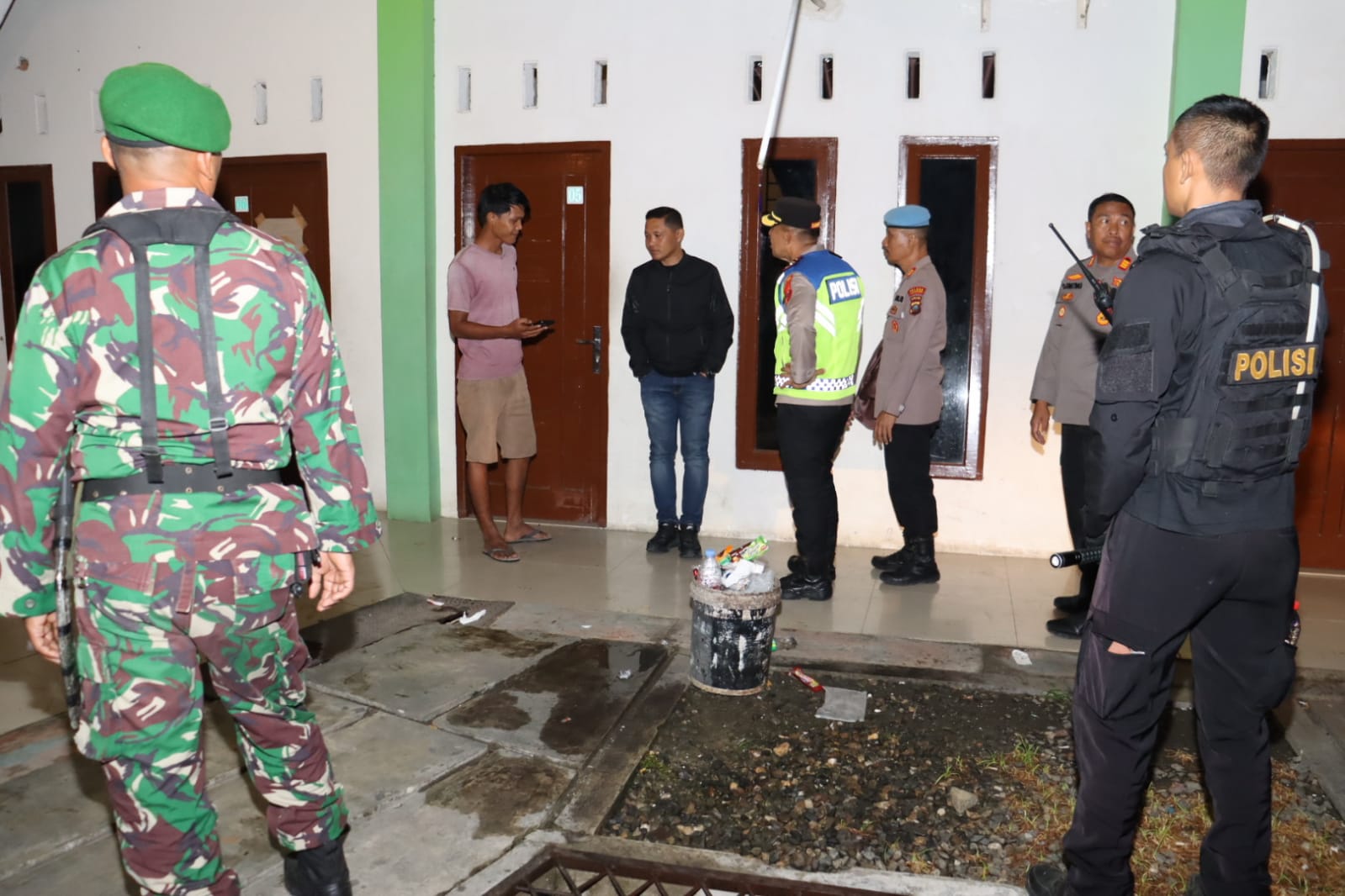 GABUNGAN: Polisi, TNI melaksanaman patroli dan razia gabungan di sejumlah lokasi di seputaran kota Rantauprapat. (Ist)